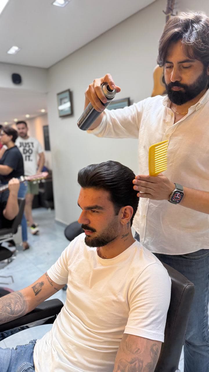Carlos Borges finalizando o cabelo de um cliente