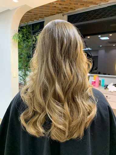 Loiro iluminado com ondas, feito no salão
