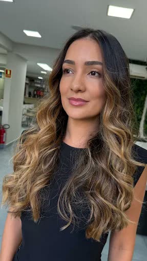 Cliente com ondas longas finalizadas no salão